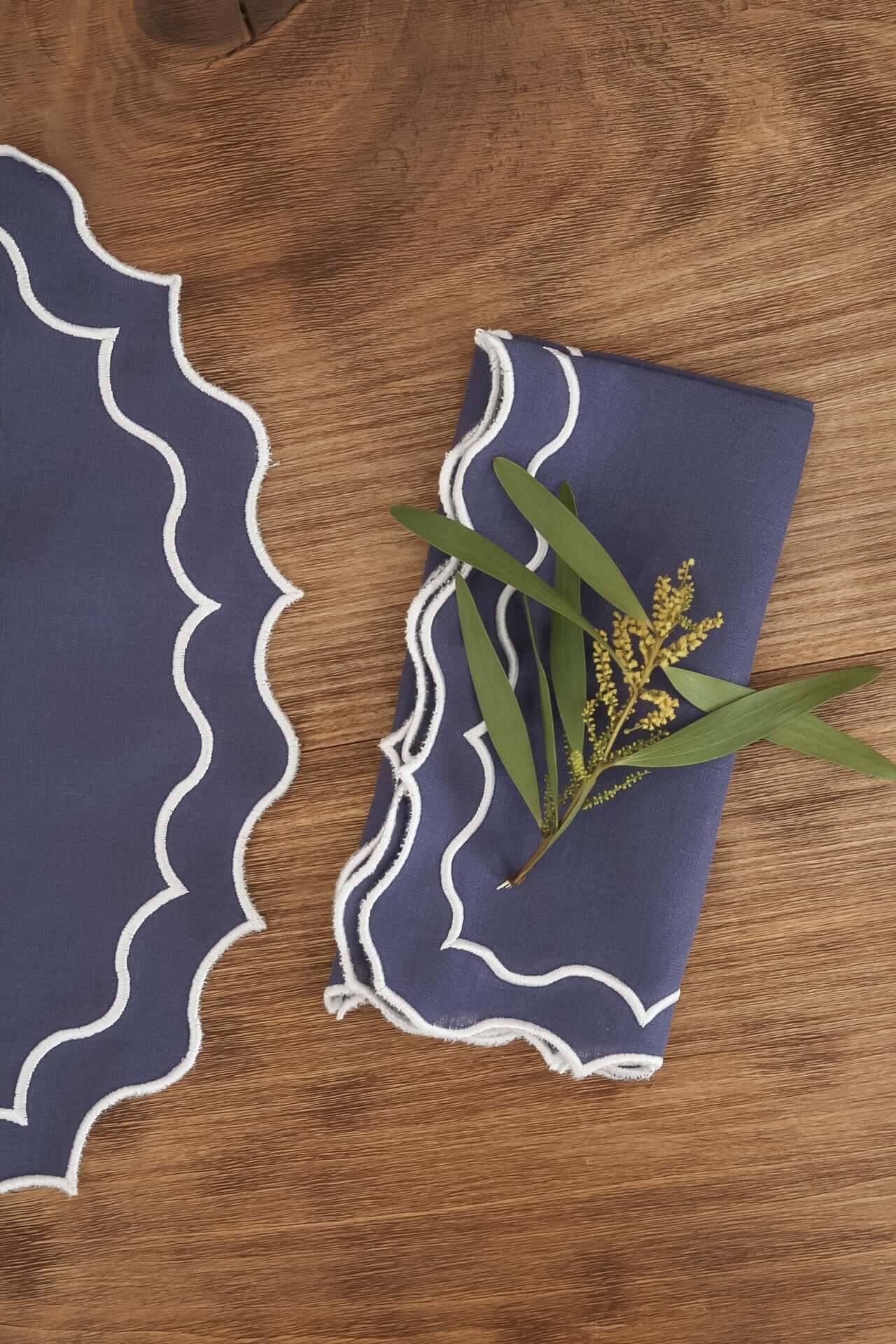 Scalloped-edged linen napkins- Navy